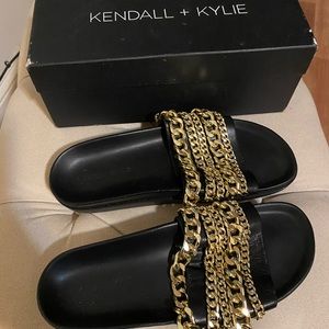 Kendall and Kylie black and gold chain slides